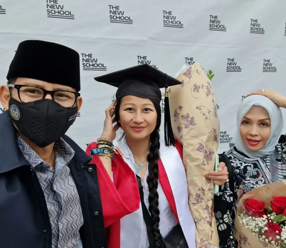 9 Potret Sandiaga Uno Pakai Peci ke Acara Wisuda Putrinya di Amerika