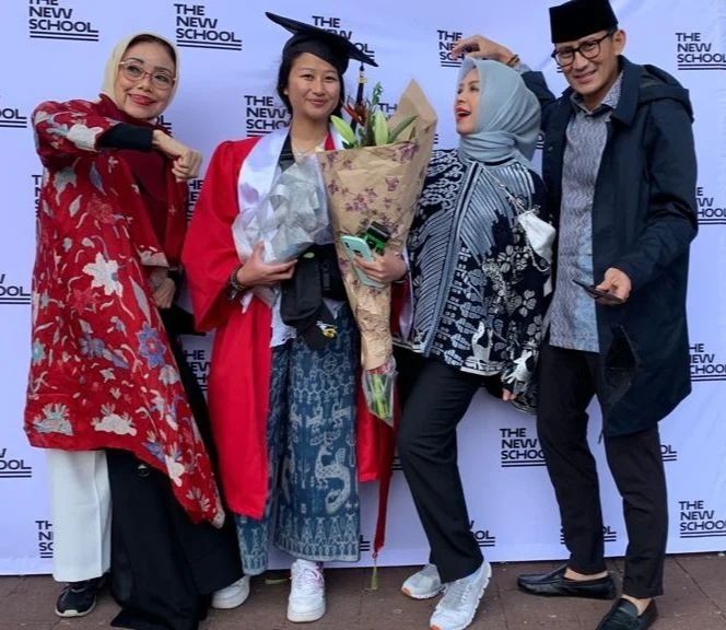 9 Potret Sandiaga Uno Pakai Peci ke Acara Wisuda Putrinya di Amerika