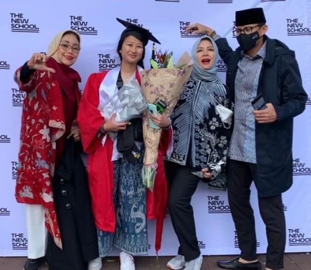 9 Potret Sandiaga Uno Pakai Peci ke Acara Wisuda Putrinya di Amerika