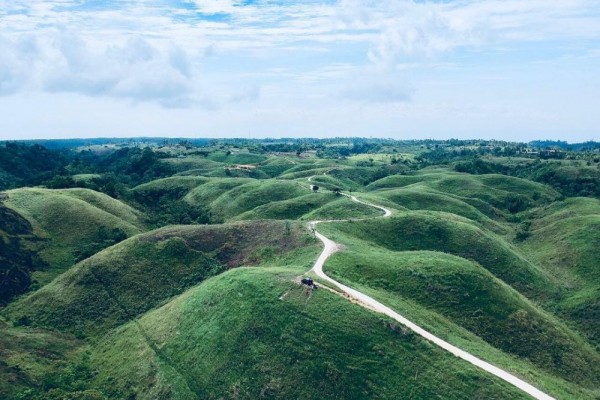 10 Potret Bukit Teletubbies, Bukit Hijau Eksotis di Luwuk