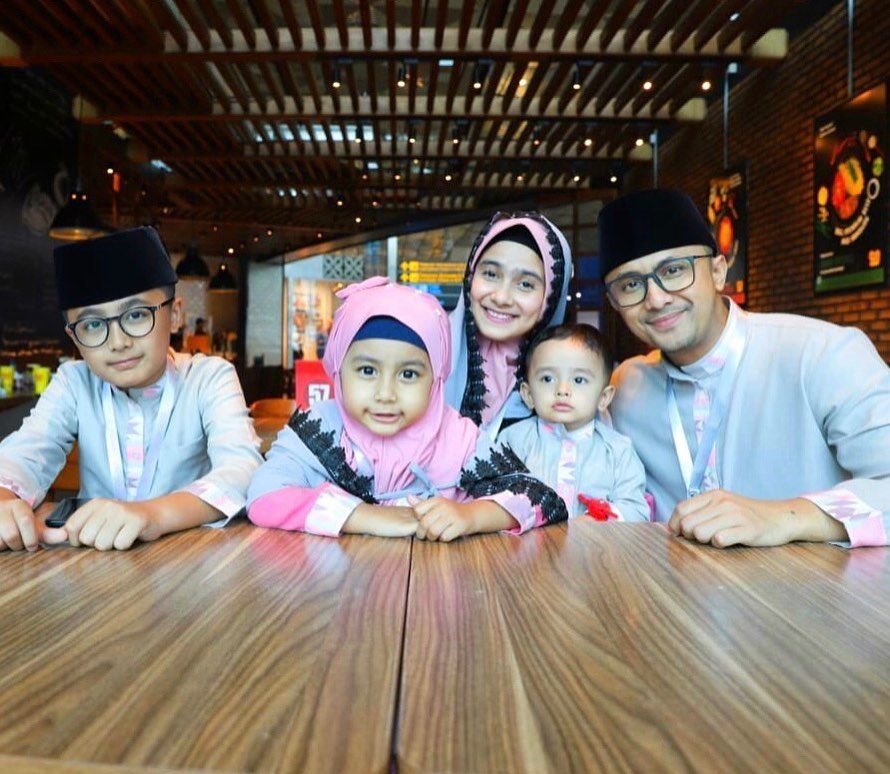 9 Potret Keluarga Hengky Kurniawan Pakai Outfit Senada, Family Goals!