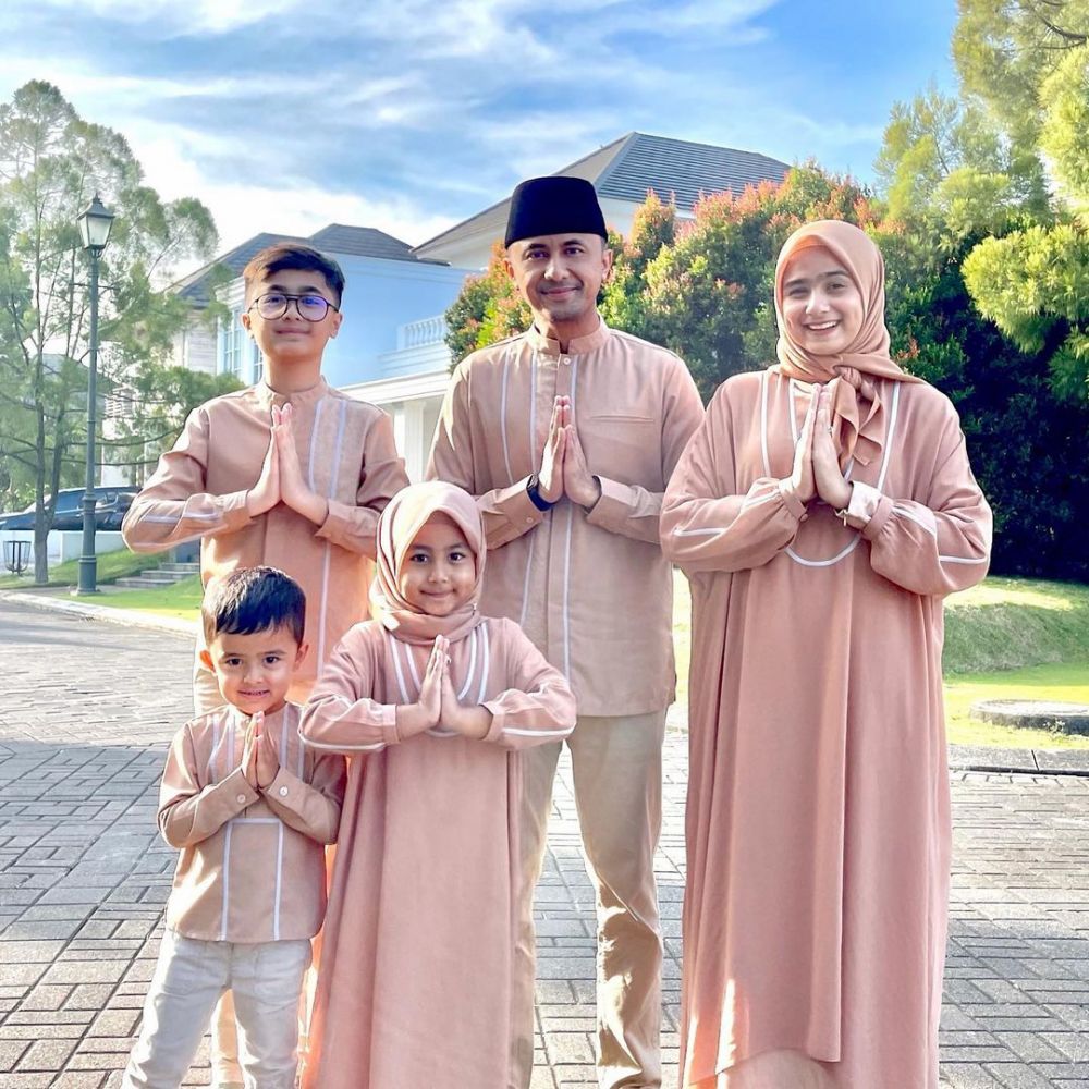 9 Potret Keluarga Hengky Kurniawan Pakai Outfit Senada, Family Goals!