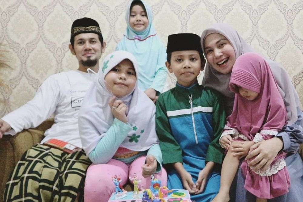 9 Potret Bahagia Keluarga Artis Berhijab Di Pernikahan Kedua