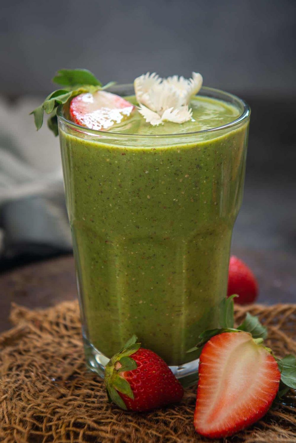 Berikut adalah tulisan tentang 5 resep smoothie sehat untuk sarapan yang mengenyangkan:
