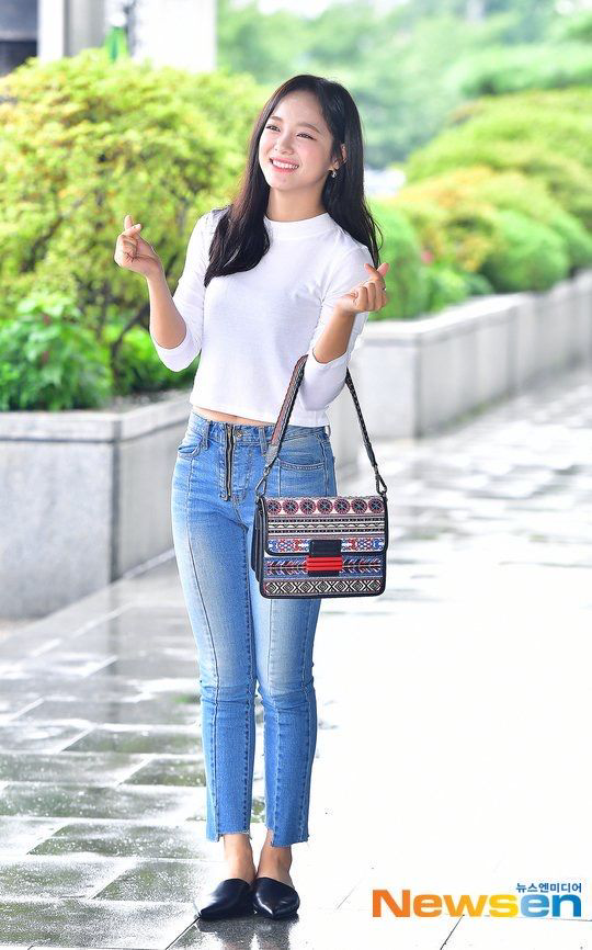 13 Ide Padu Padan Celana Jeans ala Kim Se Jeong, Variatif dan Trendi!