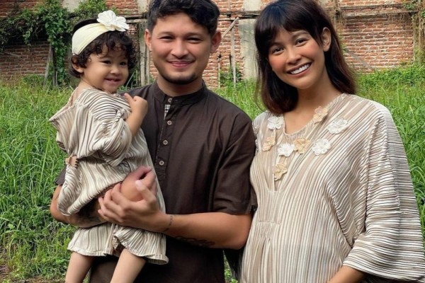 9 Potret Jebolan Puteri Indonesia dengan Suami Tercinta, Lengket Abis