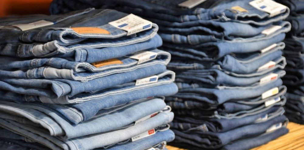 5 Cara Mengecilkan Celana Jeans yang Kebesaran Tanpa Mesin Jahit