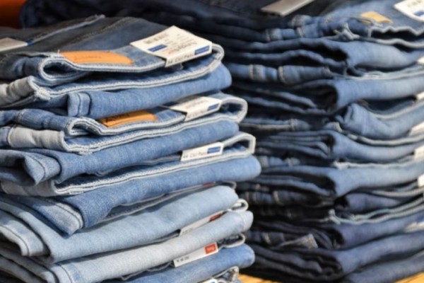 5 Cara Mengecilkan Celana Jeans yang Kebesaran Tanpa Mesin Jahit