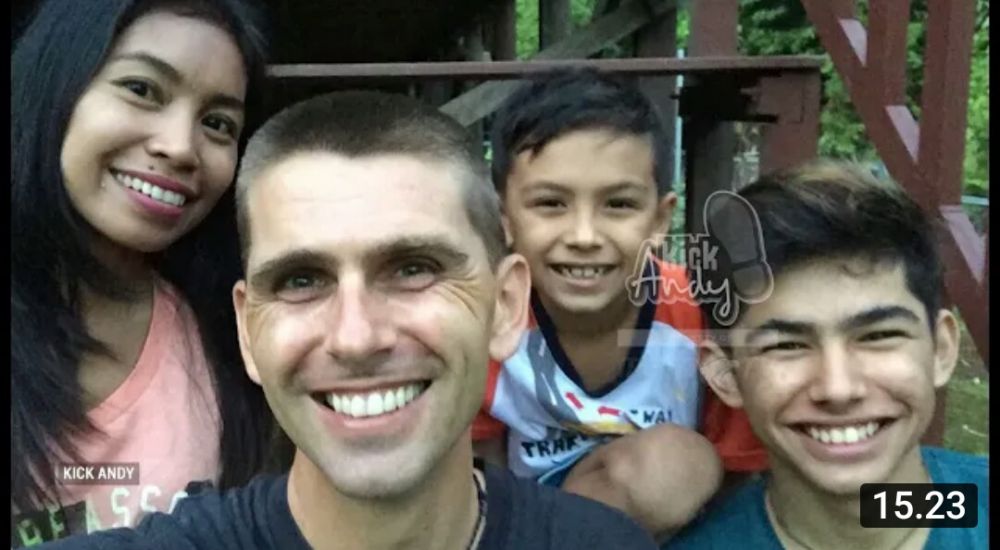 9 Potret Seru Keluarga Andrew Kalaweit, Family Goals di Hutan!