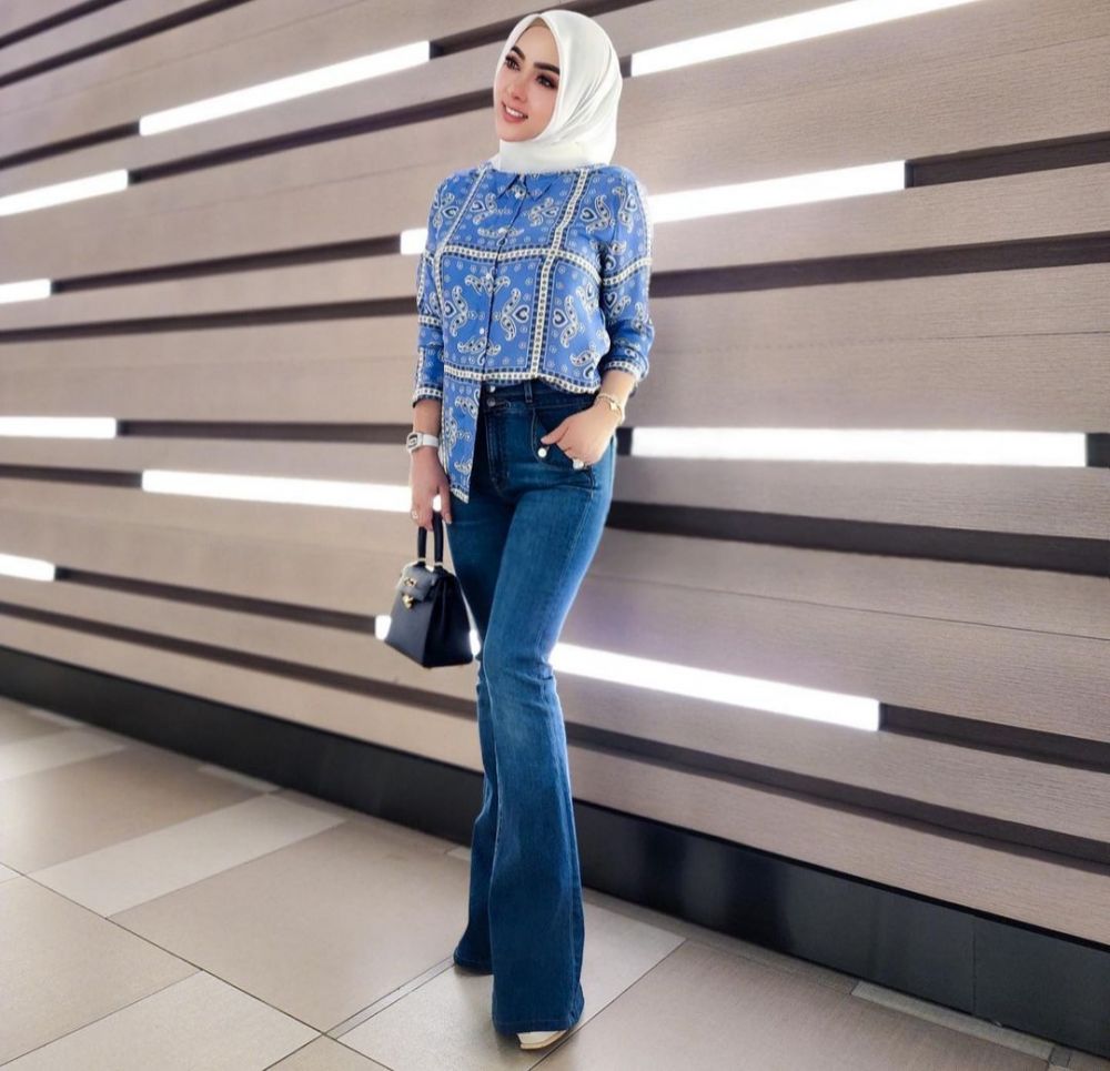 9 OOTD Hijab ala Syahrini dengan Celana Denim, Stylish nan Mewah! 