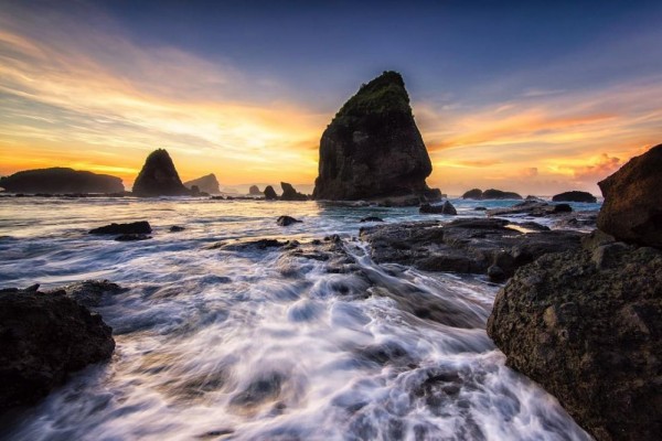 10 Pesona Keindahan Pantai Papuma, Senjanya Pantang Dilewatkan!