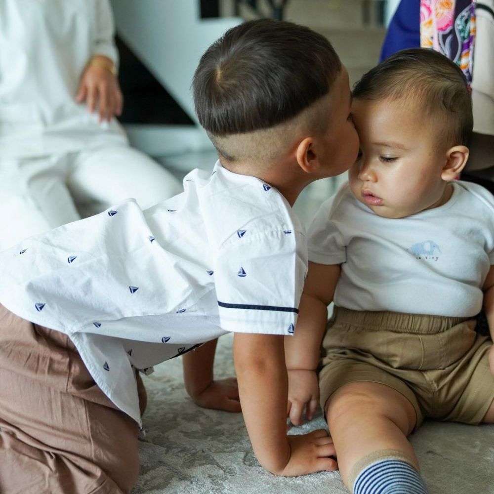 9 Potret Ukkasya Bersama Anak Artis Lain, Bayi Murah Senyum!