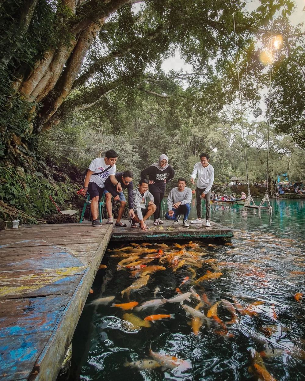 11 Potret Telaga Biru Cicerem Di Kuningan Yang Bikin Betah