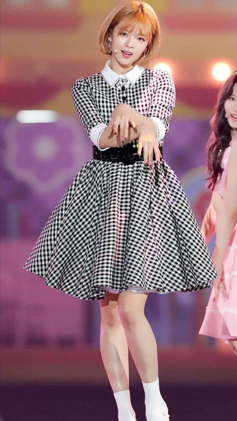 15 Referensi Ragam Dress ala Jeongyeon Twice, Cute Hingga Elegan! 