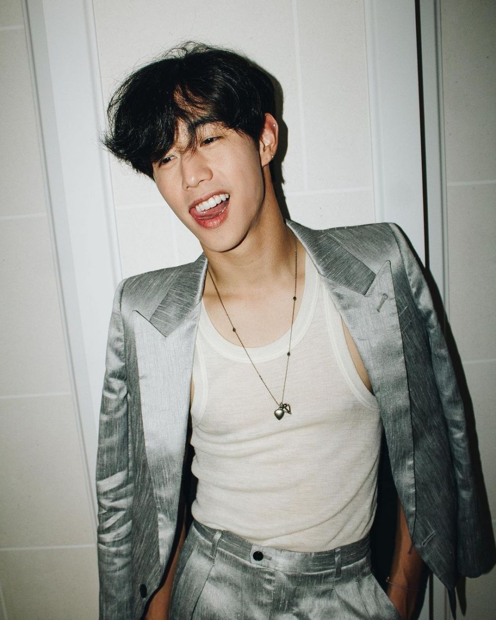 9 Potret Mark Tuan Jelang Fan Meeting di Thailand, Ahgase Sudah Siap?