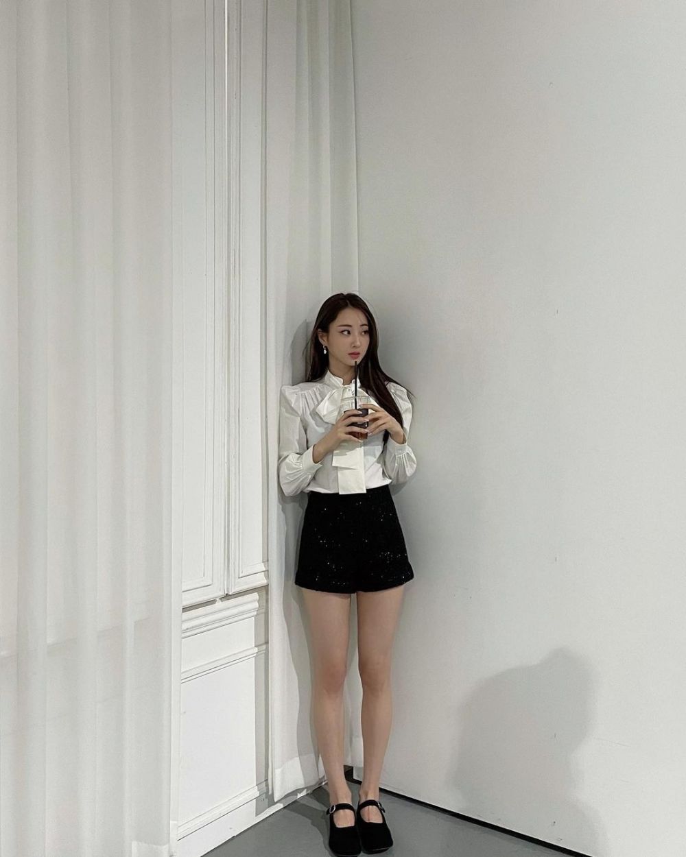 10 Inspirasi Monochrome Outfit ala Kyungri Ex-member Nine Muses