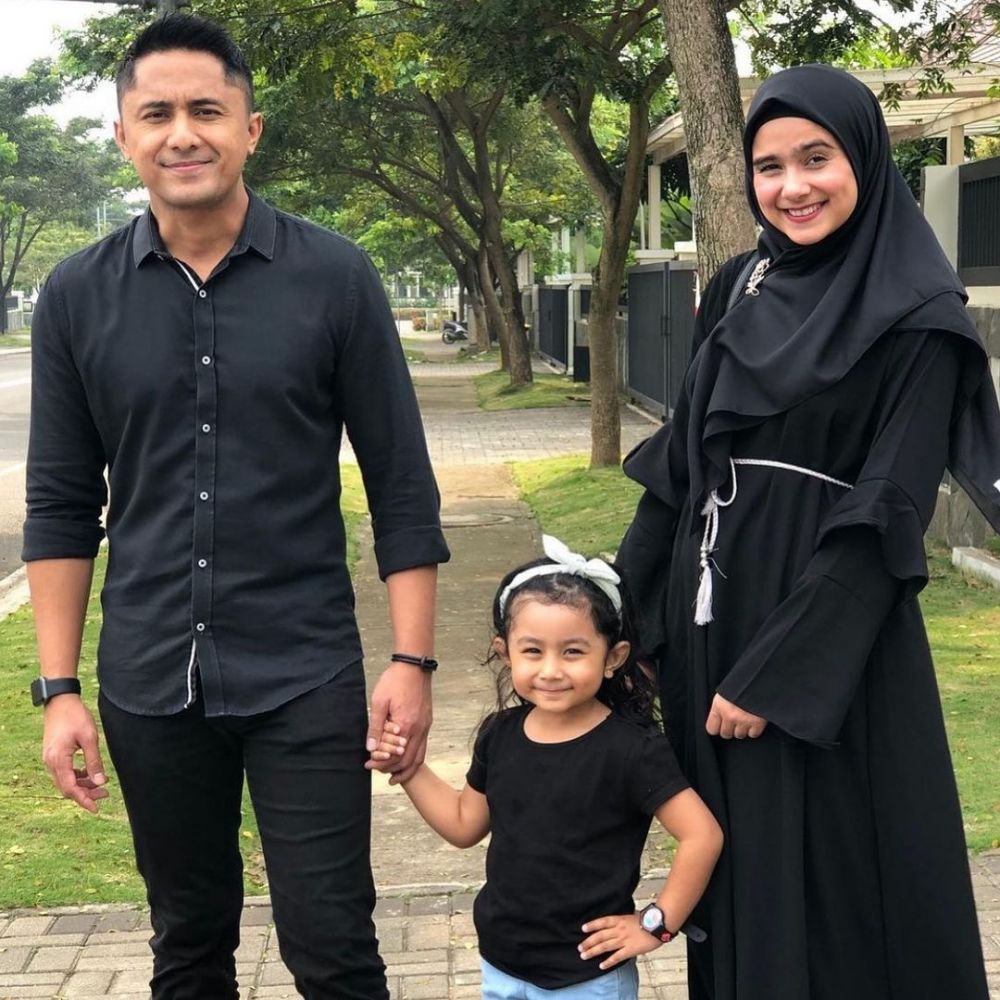 9 Potret Keluarga Hengky Kurniawan Pakai Outfit Senada, Family Goals!