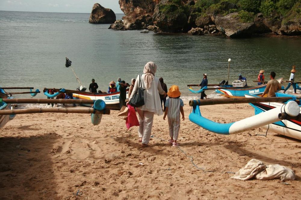 Pantai Ngrenehan: Lokasi, Rute, Harga Tiket dan Tips
