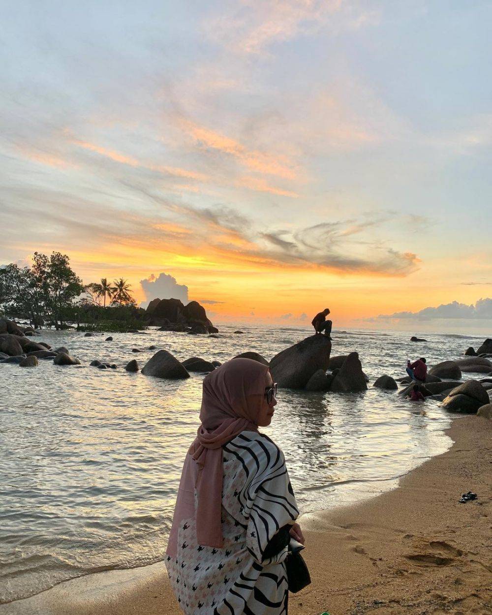 Pesona Pantai Batu Nenek Kalbar