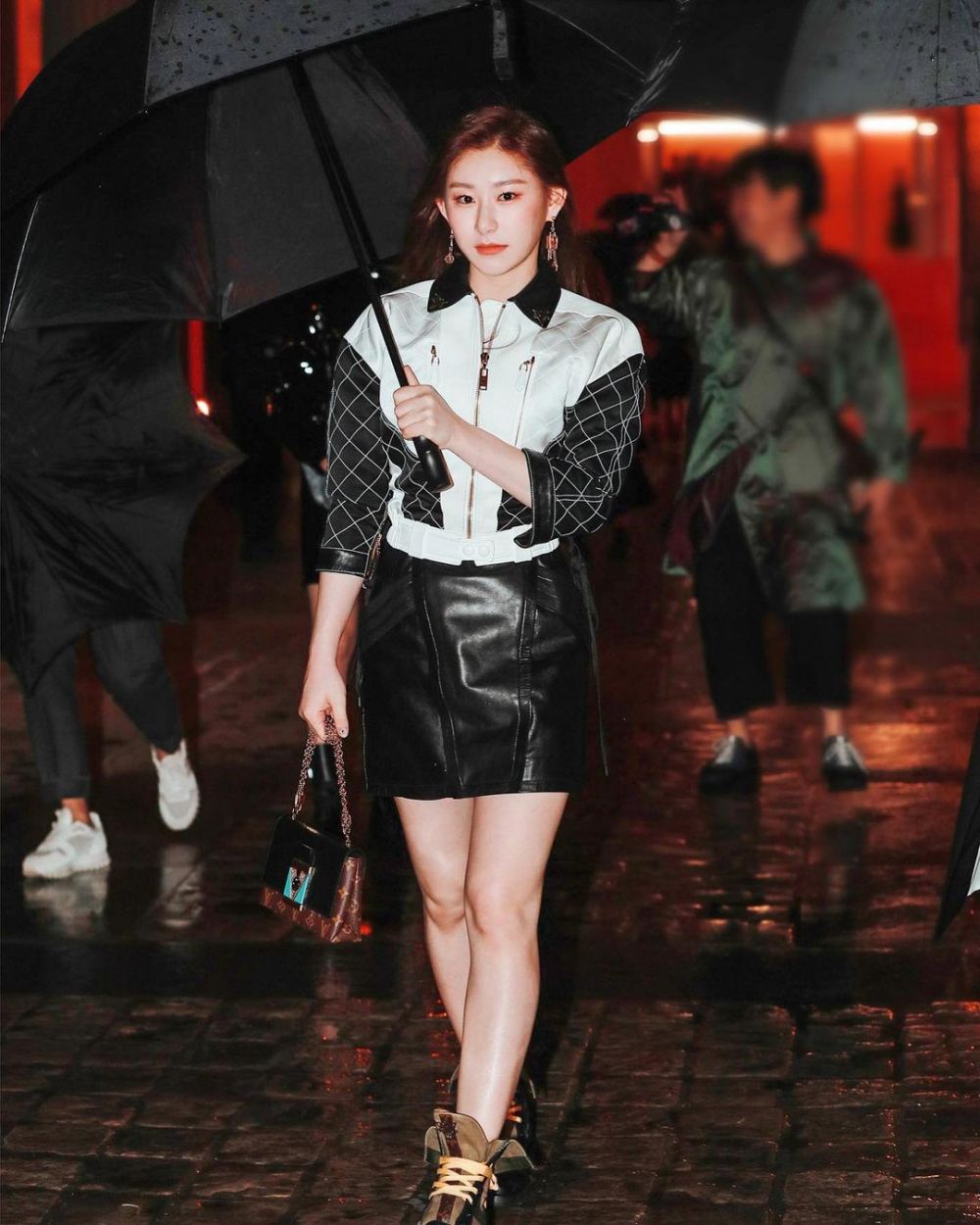 16 Inspirasi Outfit Girly dengan Rok dan Dress ala Chaeryeong ITZY