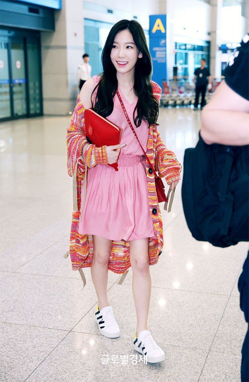 15 Inspirasi Fashion Airport Taeyeon SNSD, Casual Hingga Classy!