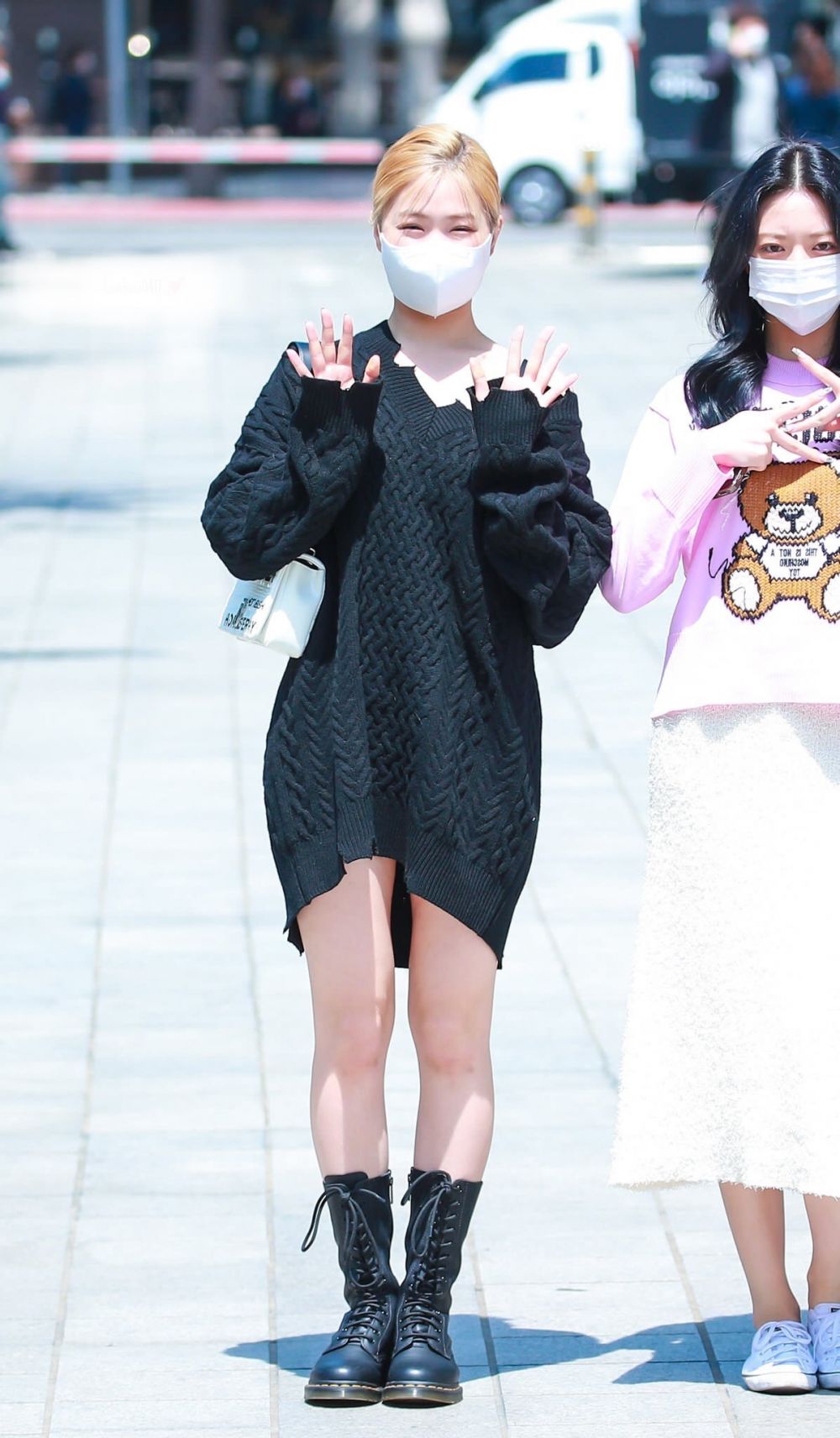 17 Inspirasi Black Outfit ala Member ITZY, Chic dan Trendi Abis!