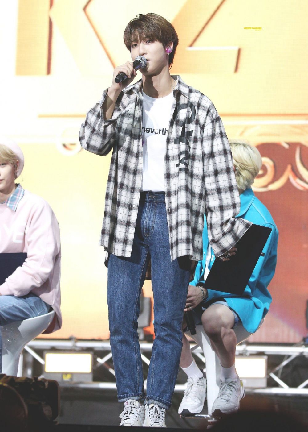 15 Inspirasi OOTD Kasual Celana Jeans ala Member Stray Kids, Keren!