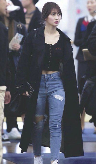 15 Referensi Padu Padan Black Outfit ala Momo Twice, Simpel Buat OOTD