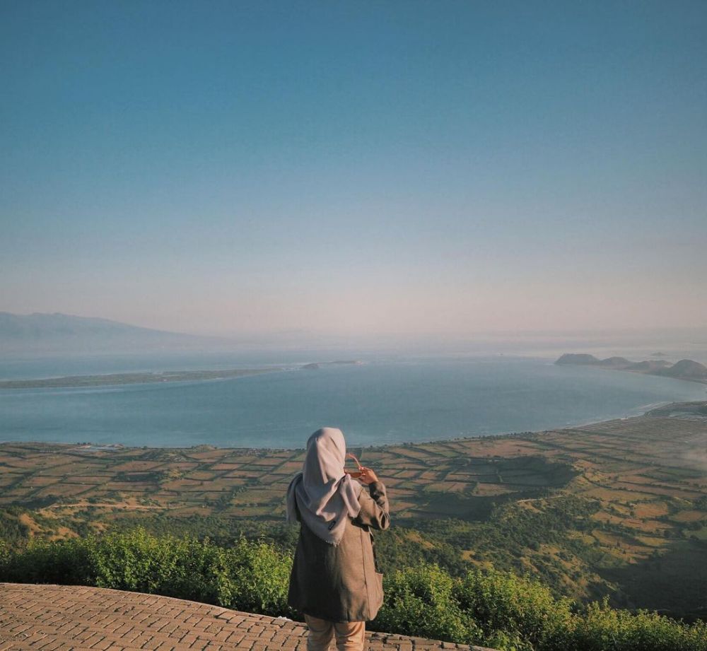 10 Potret Bukit Mantar Sumbawa Yang Bak Negeri Di Atas Awan