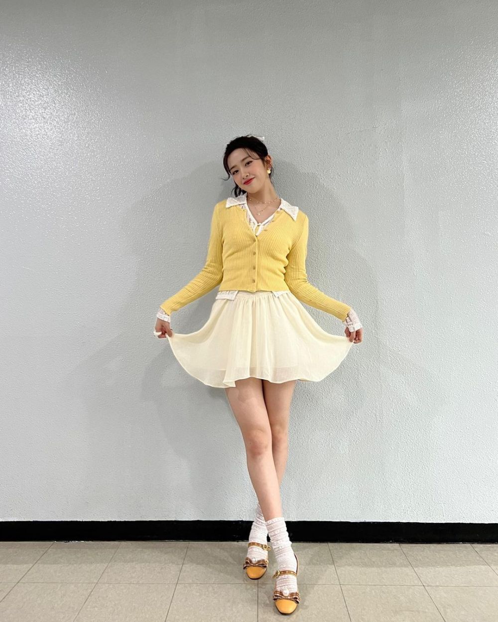 13 Inspirasi Outfit Girly ala Yujin IVE, Bikin Penampilanmu Catchy