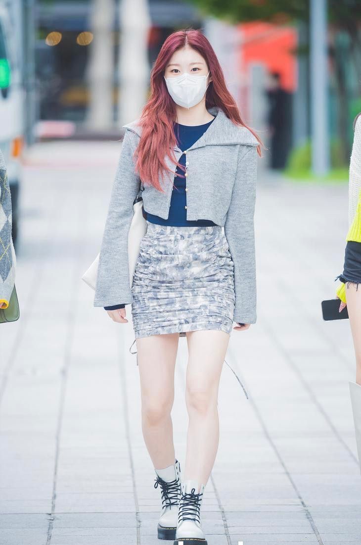 16 Inspirasi Outfit Girly dengan Rok dan Dress ala Chaeryeong ITZY