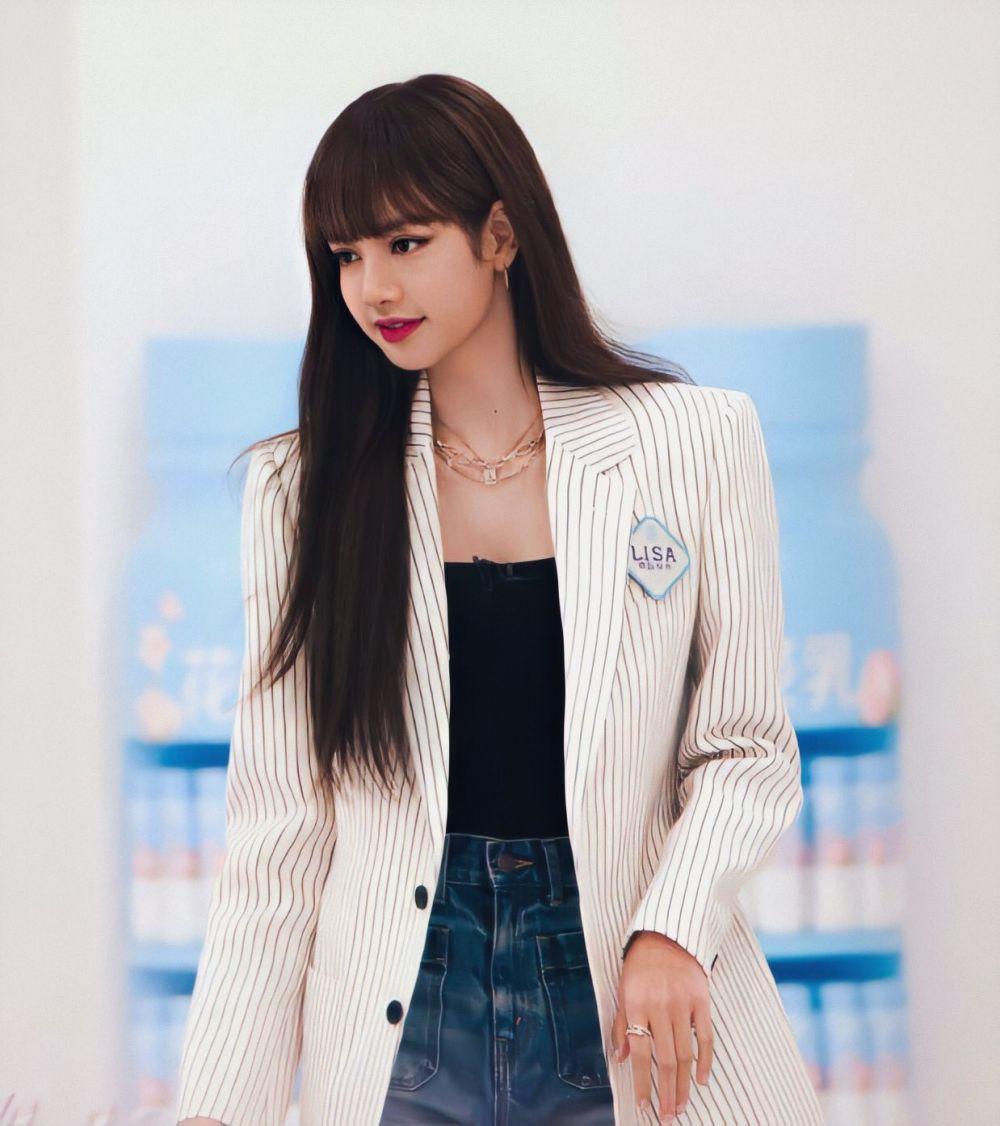 13 Inspirasi Outfit Suit dan Blazer ala Lisa BLACKPINK, Kece Abis Deh!