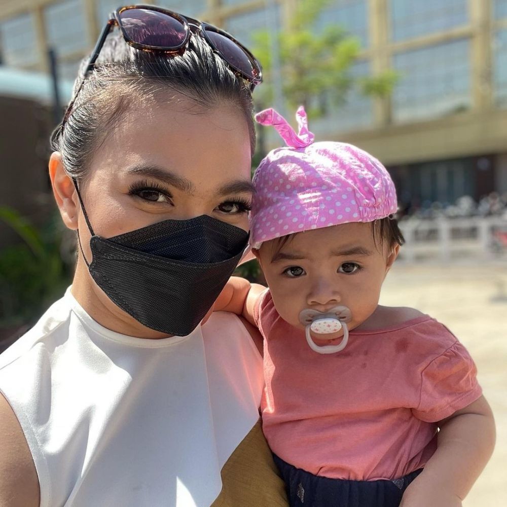 9 Potret Putri Indonesia Momong Anak, Totalitas Jadi Ibu! 