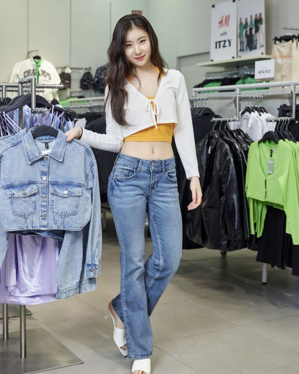 15 Padu Padan Celana Jeans ala Chaeryeong ITZY, Casual dan Modis!