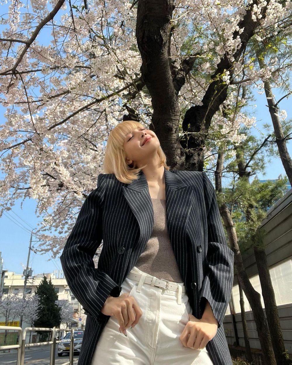 13 Inspirasi Outfit Suit dan Blazer ala Lisa BLACKPINK, Kece Abis Deh!