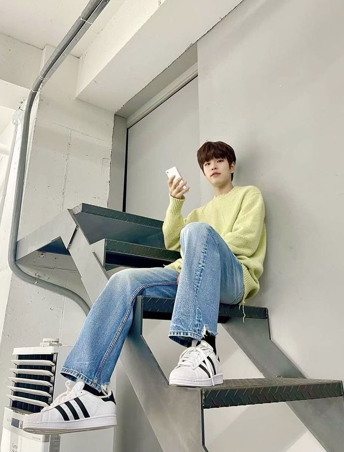 15 Inspirasi OOTD Kasual Celana Jeans ala Member Stray Kids, Keren!