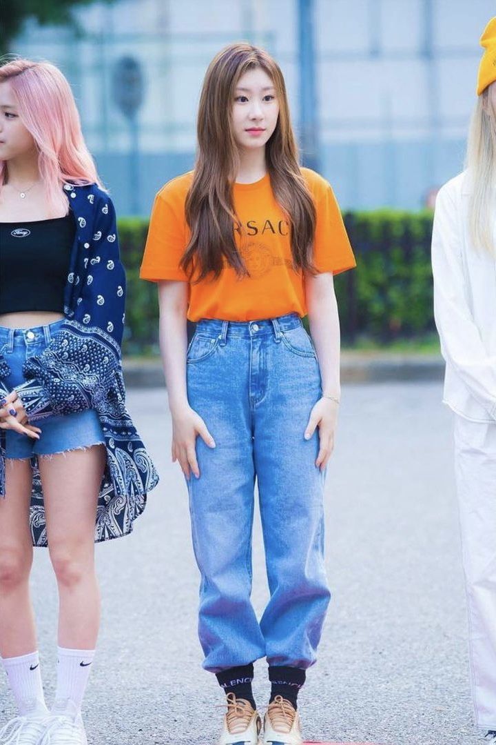 15 Padu Padan Celana Jeans ala Chaeryeong ITZY, Casual dan Modis!