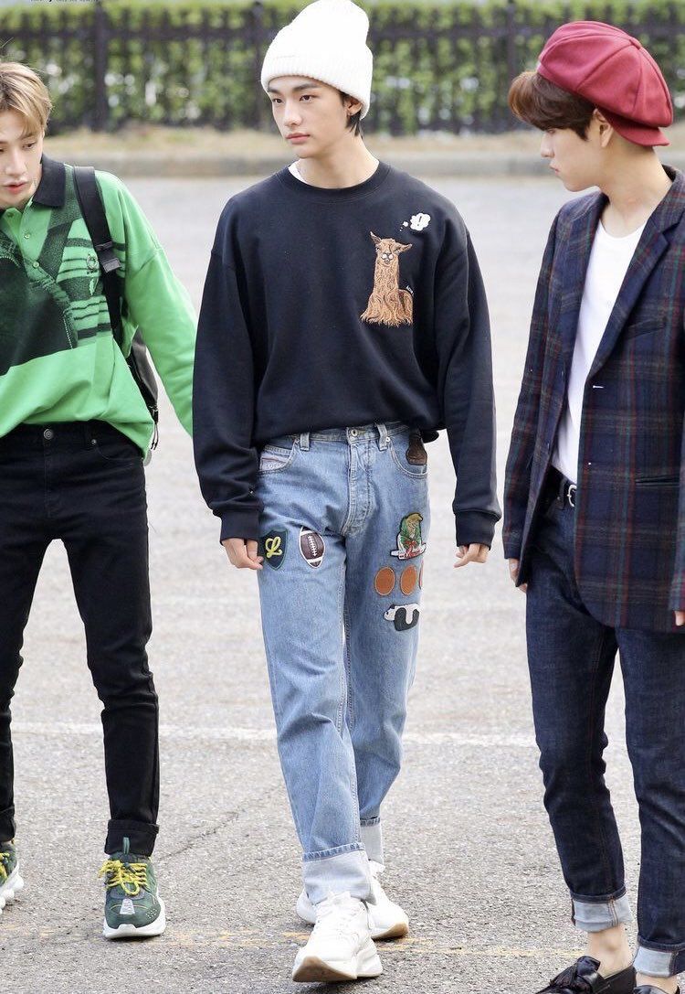 15 Inspirasi OOTD Kasual Celana Jeans ala Member Stray Kids, Keren!