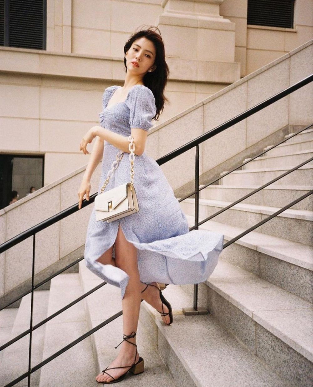 14 Inspirasi Dress ala Aktris Han So Hee, Penampilan Makin Girly!