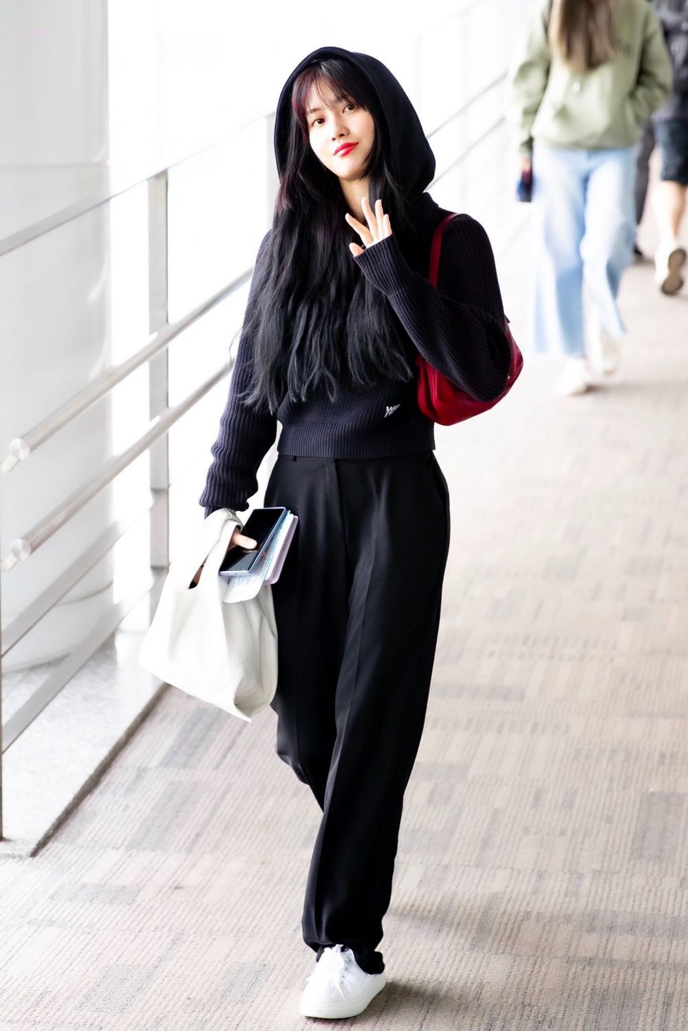 15 Referensi Padu Padan Black Outfit ala Momo Twice, Simpel Buat OOTD