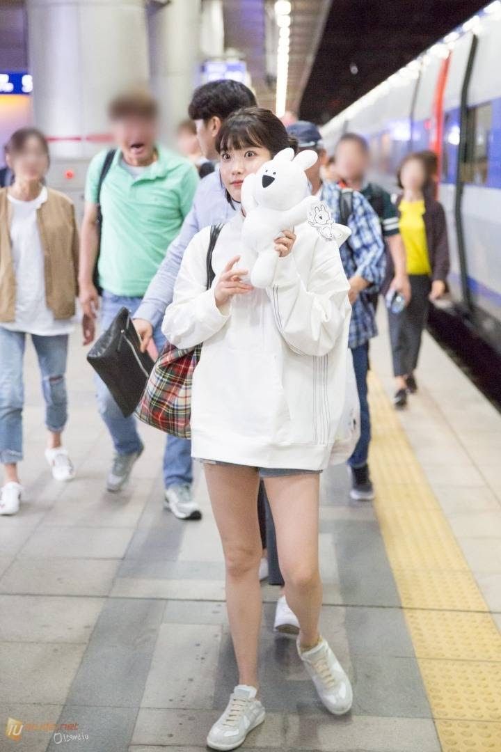 15 Ide Korean Style dengan Short Pants ala IU, Cute Hingga Classy!