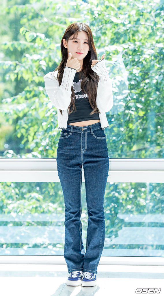 13 Referensi Padu Padan Celana Jeans yang Simpel ala Miyeon (G)I-DLE