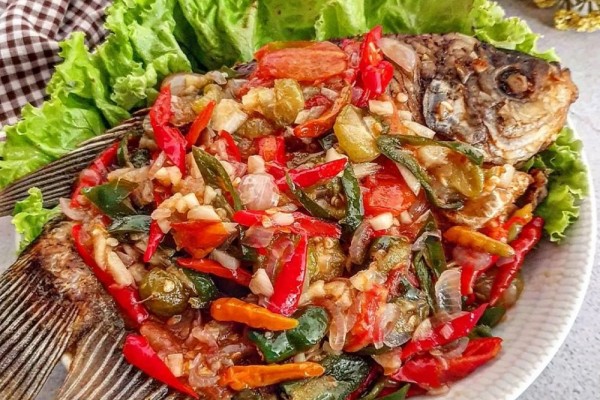 Resep Gurami Goreng Sambal Belimbing Wuluh, Segarnya Mantap!
