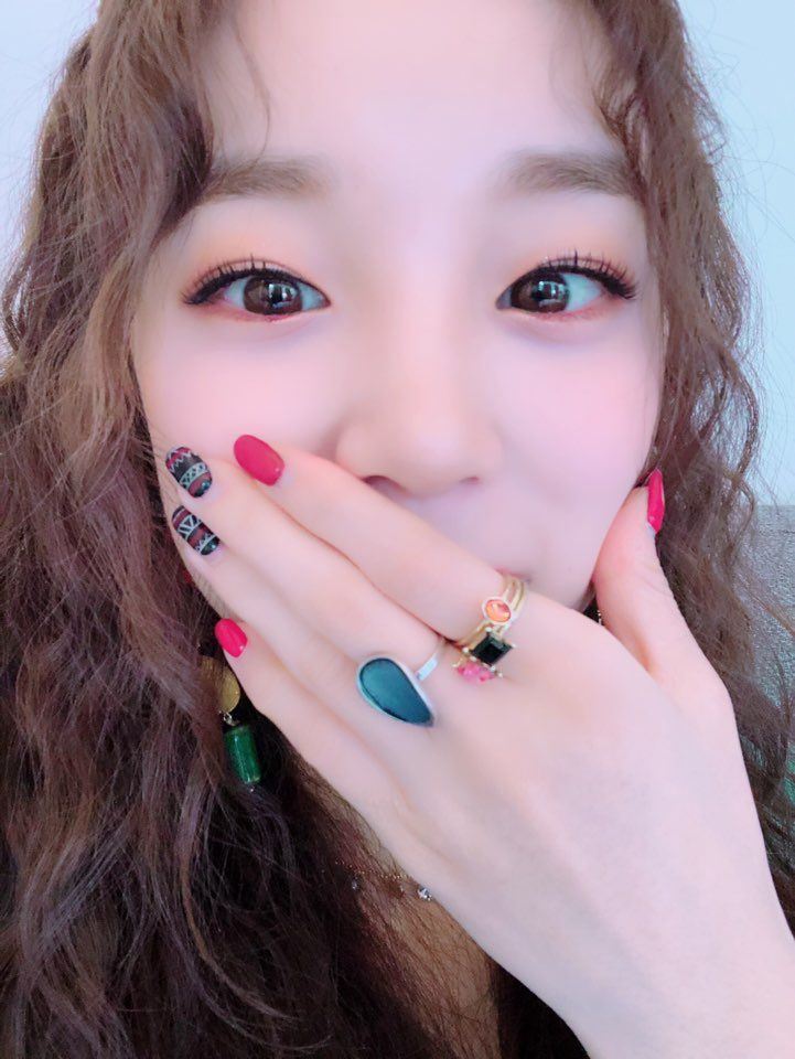 15 Inspirasi Nail Art ala Member (G)I-DLE, Unik dan Trendi!