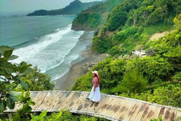10 Potret Pantai Surumanis, Panorama Alamnya Sangat Eksotis!