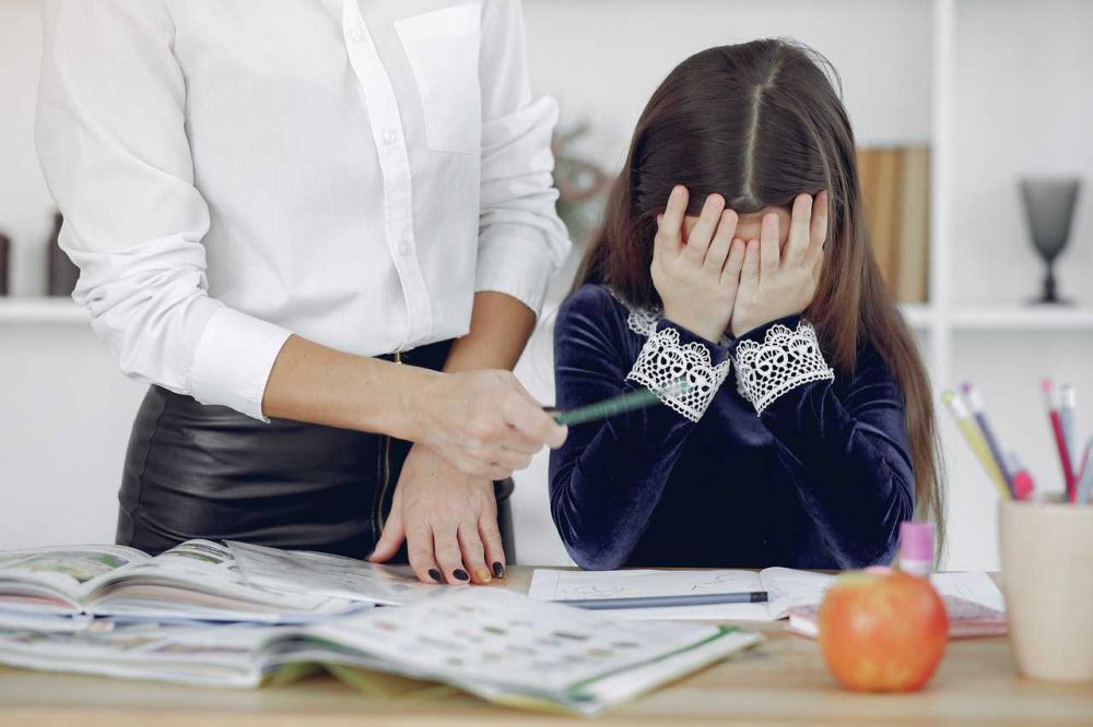 5 Kekerasan Emosional dalam Parenting, Orangtua Mencela Kelemahan Anak