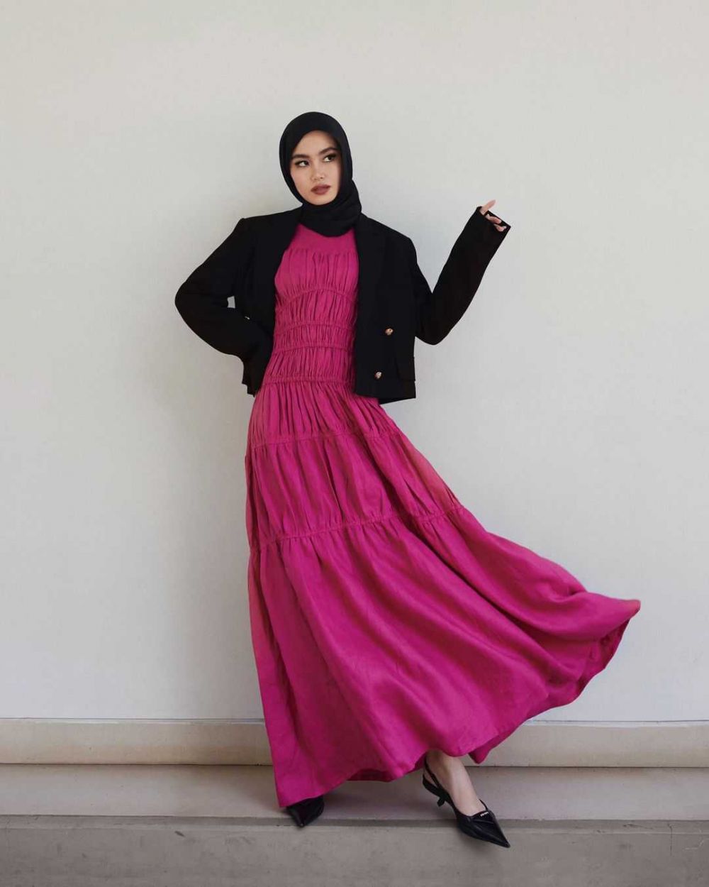 9 Ide OOTD Outfit Fuchsia, Warna Vibrant yang Jadi Idola!