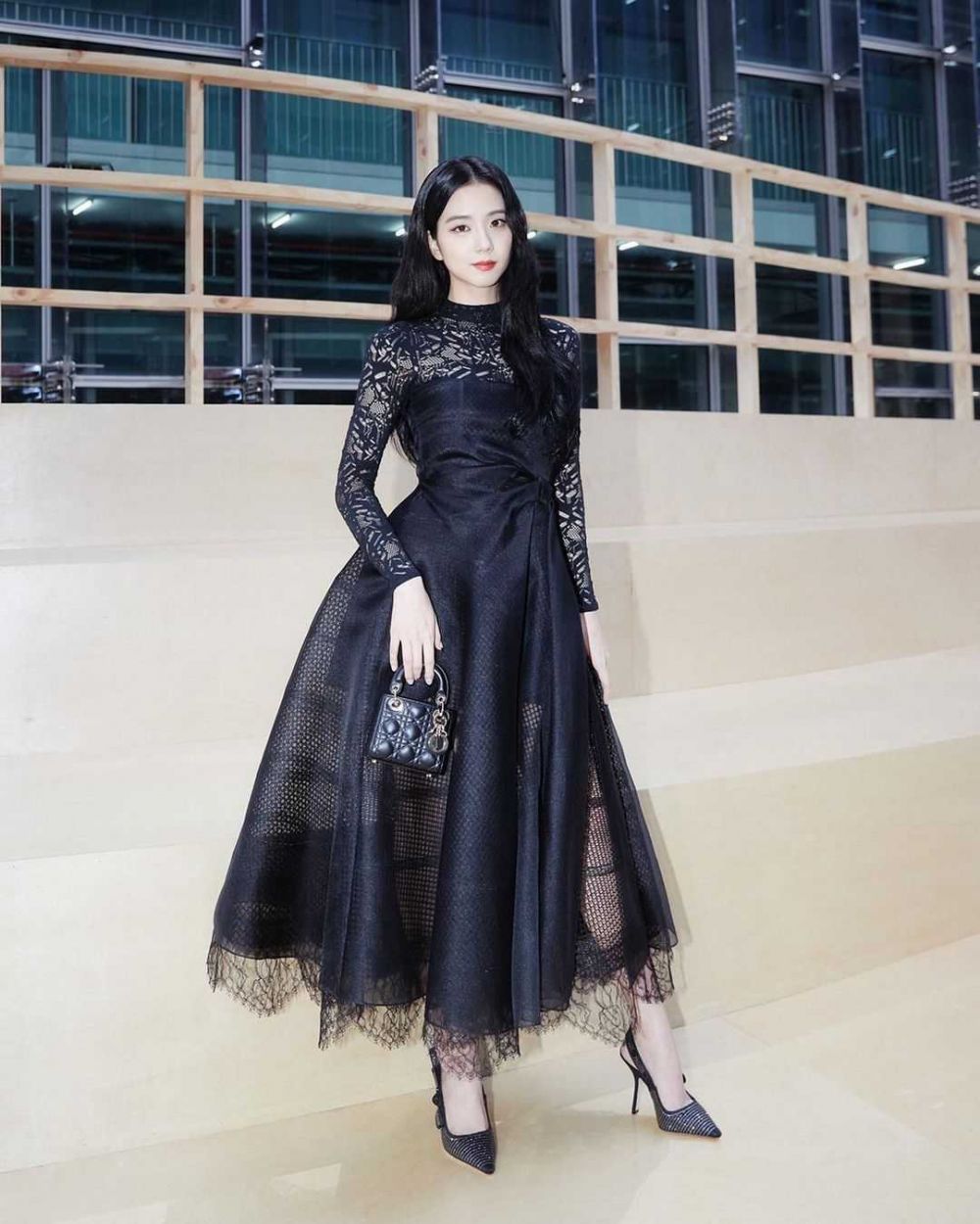 10 Potret Outfit Serba Dior ala Jisoo BLACKPINK, Inspirasi Tampil Kece