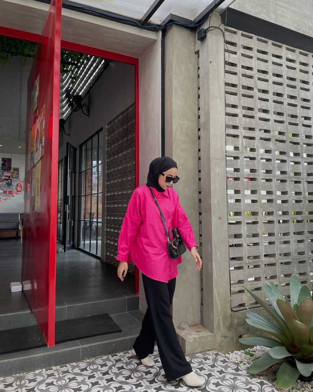 9 Ide OOTD Outfit Fuchsia, Warna Vibrant yang Jadi Idola!