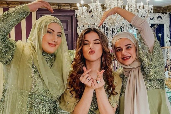 9 Potret Lebaran Keluarga Tasya Farasya, Mewah Serba Hijau